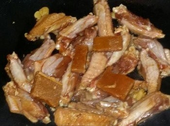 step3: 熱獲落薑片、蒜片爆香。之後，落<a href="https://bit.ly/3zHU5V3" target="_blank" data-keyword="雞翼" class="guide-link"><strong>雞翼</strong></a> <span style="display:inline-block;vertical-align:middle;margin-top:-3px;color:initial;border-radius:3px;padding:2px 3px;font-size:12px;line-height:14px;background:#87d300;color:#fff;">即買</span> 同片糖。
用大火，一邊快手“兜“。