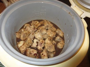 step4: 也可放进电饭煲按键，煮至跳键既可。（爆香后）