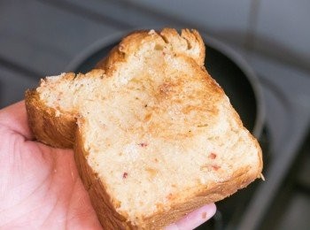 step3: 於方包表面平均灑上砂糖。