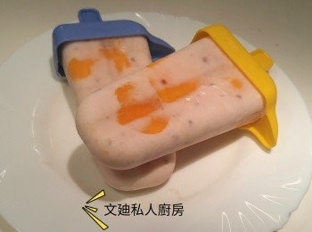 step2: 雪條模加入少許乳酪,之後再加入生果,跟著再加入乳酪,最後輕輕凳幾下雪條模,再用乳酪填滿雪條模之後蓋蓋,將乳酪雪條放入冰格雪硬即可。