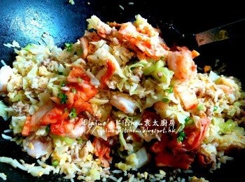 step9: 將椰菜肉碎及蝦仁回鑊炒數分鐘 , 最後加入泡菜碎及蔥粒拌勻即可