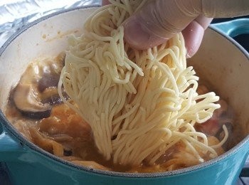 step7: 加入拉麵煮至熟。
