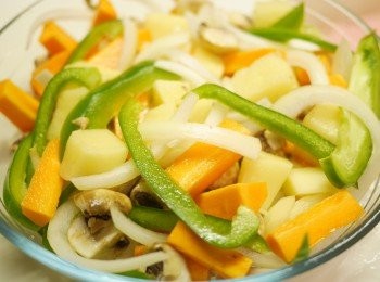 step2: 蔬菜切好, 用少少鹽調味