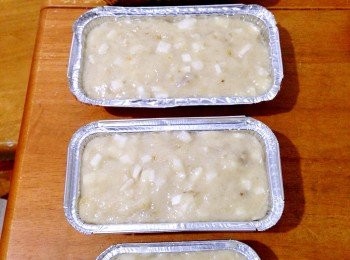 step6: 在模具內掃油（如果是錫盤不用掃），倒入適量馬蹄糕糊，用少許油掃平表面。