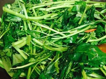 step4: 大火燒熱油鑊，放蒜片和指天椒爆香約五秒，放入腐乳醬、通菜和糖快手炒匀。不同的腐乳鹹度略有不同， 如不夠鹹可適量加入魚露，炒匀即可。