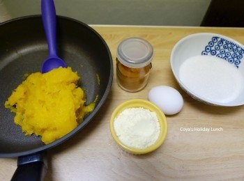 step1: 南瓜1顆對半切，去籽後切塊進電鍋蒸(外鍋放1米杯水)，蒸熟後取出去皮，這時候總重量約300g，用湯匙在一個碗裡搗成泥狀，如果你有機器可以搗成泥更好。綜合香料的用量太少非常難抓，所以可以先按照我的比例放在一個小密封容器，平時要取一些來做使用都非常容易，這次只會用到2小匙香料粉。雞蛋請退冰至常溫，並且秤好砂糖和奶粉。