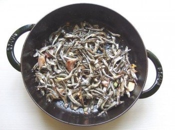 step4: 倒入少許蔬菜油熱鍋後,爆香蒜頭及蔥白,依序加入丁香小魚乾(喜歡辣一點的,這時可加入辣椒一起炒出香氣),將小魚乾炒出焦香狀