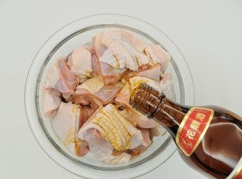 step3: 將雞腿肉放入碗裡,加入<span class="group_2">醃肉醬料</span>抓醃一下,蓋上保鮮膜再放冰箱冷藏半天使其入味。