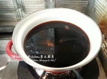 step6: 煲內加入生抽 , 老抽 , 酒及水 (袁太用細煲煮 , 水用了約600ml份量) 拌勻煮至微滾