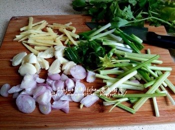step4: 薑去皮切絲 , 乾蔥頭去衣切片 , 蒜頭去衣拍扁 , 芹菜莖切段 , 蔥切段及幼絲