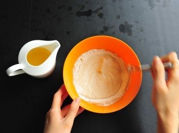 step2: 章魚丸：

將低筋麵粉和鹽混和，慢慢加入<span class="group_1">鰹魚湯</span>，用蛋拂拌勻，加上蛋液，然後將麵糊放入一個量杯中，以方便稍後製作章魚丸