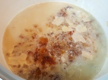 step5: 將蛋打入糖水中，煮十分鐘即可。