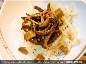 step4: 最後依照個人對於「辣」的接受度，放入適量的紅椒麻辣黑菇醬！