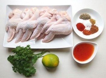 step1: 準備所有材料。將雞翅用叉子搓幾個洞讓香料容易入味