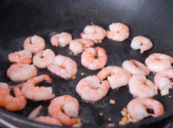 step3: 熱鑊下油，先炒蝦至變色，然後下蒜末