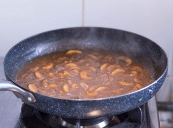 step8: 轉回中慢火，加入gravy汁料，糖及黑椒碎，邊煮邊攪拌，煮滾後大約多煮 1 - 2 分鐘至夠濃稠夠即可淋於飯面