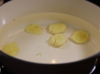 step1: 薑去皮放入水先煲滾