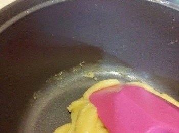 step3: 關火後，用木勺將液體和粉攪拌成一個光滑不沾鍋的麵團，重新開小火，不停地在鍋中攪拌麵團，大約2分鐘後，會有一層麵糊由於受熱變乾粘在鍋底，在鍋底形成一層乾燥的膜，這時就可以關火了。