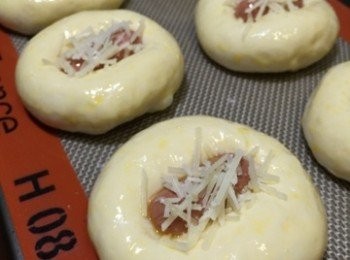 step4: 用手輕輕拍出麵團內的空氣，然後放上腸仔整型，之後排放在焗盤上作最後發酵，需時大約 40 - 50 分鐘。