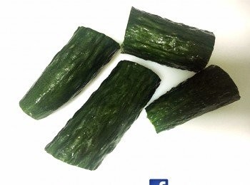 step2: 再把青瓜切成4段以便每段用刀背拍爛, 拍爛後太長可略略切及把籽掉去。