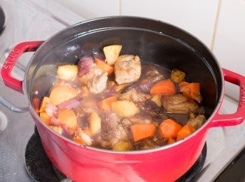 step11: 下甘筍、薯仔、豬軟骨、水晶梨蓉和牛骨醃肉汁炒勻，以中火煮滾，蓋上調成小火煮 30 分鐘。 30 分鐘後關火，保持蓋著焗 30 分鐘。