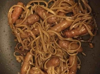 step2: 然後加入意粉索汁，大火炒匀。有需要可拋鍋快炒避免焦，然後就可以享用了。