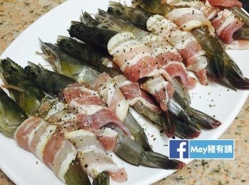 step2: 每隻蝦用半片煙肉卷好。在蝦卷兩面平均灑上黑椒和百里香調味。