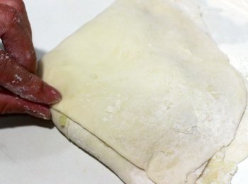 step9: 把沒舖蔥的一面翻起, 蓋在有蔥的一面, 再重複兩次, 之後先作收口的動作。