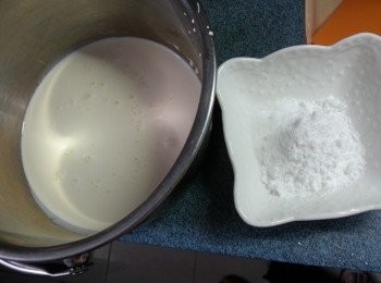 step10: 再做蛋糕體(C部份):將淡忌廉用電動打蛋器將糖霜分2-3次加入打至企身(裝忌廉的器皿不可以有水份及必須要冇雜質)(忌廉打至出現紋路及企身即可,不要打太耐,否則會變回水份)