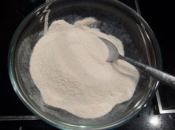 step9: 將果膠粉及細砂糖混合均勻。
