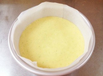 step5: 最後將麵糊倒入已鋪好烤焙紙的模型中,輕敲烤模3次使氣泡消失,放入160度的烤箱中烤40分鐘. 用小刀插入蛋糕中,小刀上沒有沾到麵糊就表示蛋糕烤好了.