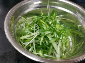 step6: 將勝瓜去皮切片，用鹽水浸泡，可避免因切開後發黑，將排骨用雞粉，糖，黑椒，生粉，黃酒，麻油醃 1 小時，將勝瓜擺放碟再將排骨放上，撒少少蒜頭，乾蔥，薑絲，辣椒碎，少少蔥粒，水滾計算，大火蒸 10 分鐘，放少少蔥花，完成 。