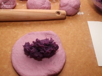 step5: 桿平<span class="group_1">麵團</span>後加入<span class="group_2">紫薯餡</span>包好滾圓, 用保鮮紙或濕巾蓋好, 放置30分鐘-第2次發酵