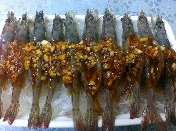 step5: 每隻蝦子的背上均勻的淋上醬汁~