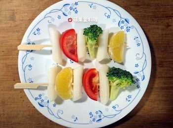 step2: 串<span class="group_1">食材</span>：將柳丁（需剝皮去籽）、蕃茄、花椰菜和年糕串在竹籤上。