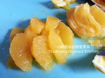 step6: 整個橙切完後將橙塊盛起備用。