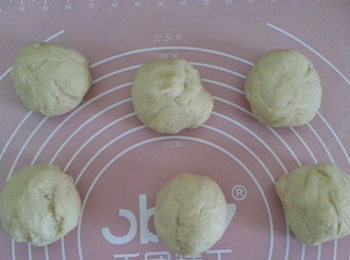 step6: 發酵完成後，拿出排氣，再分成6等份，揉圓蓋上保鮮膜醒發15分鐘。