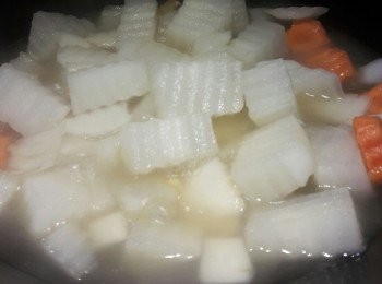 step2: 熱鑊落油爆香薑片，倒D蘿蔔落去炒到有小小香，贊酒，加鹽糖加水加雞湯煮滾，轉中火煮約15分鐘，落埋D瑤柱絲落去，煮10分鐘至淋落生粉水兜幾下落麻油試味，oK得左。