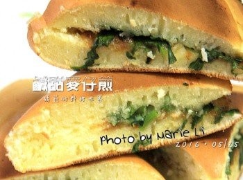 step6: 煎好的半圓餅卻成四等份成三角型
趁著熱熱地吃，外酥內軟
夾帶著滿口的花生與香菜的香氣
這滋味，果然是記憶中那難忘的味道~