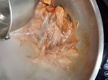 step3: 加入2000g食用開水煮滾,轉慢火煮40分鐘待出味,再隔去水份,蝦頭及殼不要
(亦可以用雞湯1000g加500g水代替蝦頭,如用雞湯只需煮滾,不需要煮太長時間)