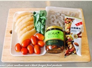 step1: 準備青檸酸辣黑菇醬、柚子、蝦仁、小番茄與九層塔等主要<span class="group_1">食材</span>。