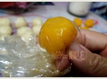 step9: 搓好原袋封好放雪櫃雪30分鐘，取出，用保鮮紙(成人可用手套) 取每份15g 滾圓。