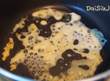 step5: 加入泡菜拌均，加入鹽，試味。