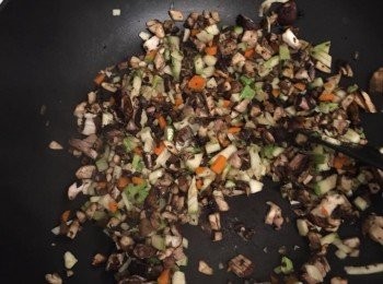 step2: 大啡菇切粒；甘筍去皮、翠玉瓜洗淨切粒 (按個人喜好也可切片)，加入胡椒粉、鮮蔬粉、黃糖、油份拌勻全部蔬菜調味，