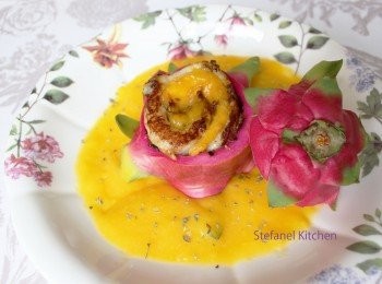 step7: 把煎好的魚柳放在火龍果卷內，旁邊放上打好的芒果醬，洒上奧勒岡在醬上，最後加上火龍果蓋便完成！