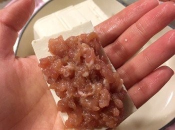 step2: 肉餅加入調味料，循同一個方向攪勻，醃15分鐘