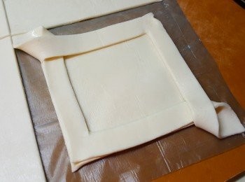 step5: 打開酥皮，將外框互相對摺。