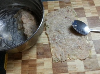 step6: 腐皮搽少許水整濕(不用太濕),將一半蝦膠用匙羹平均搽上腐皮上