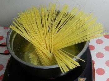 step5: 水滾後加入鹽與橄欖油，義大利麵煮約10分鐘