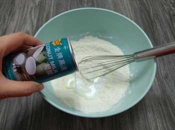 step2: 吉士粉/奶/砂糖調勻; 把椰漿加入攪拌